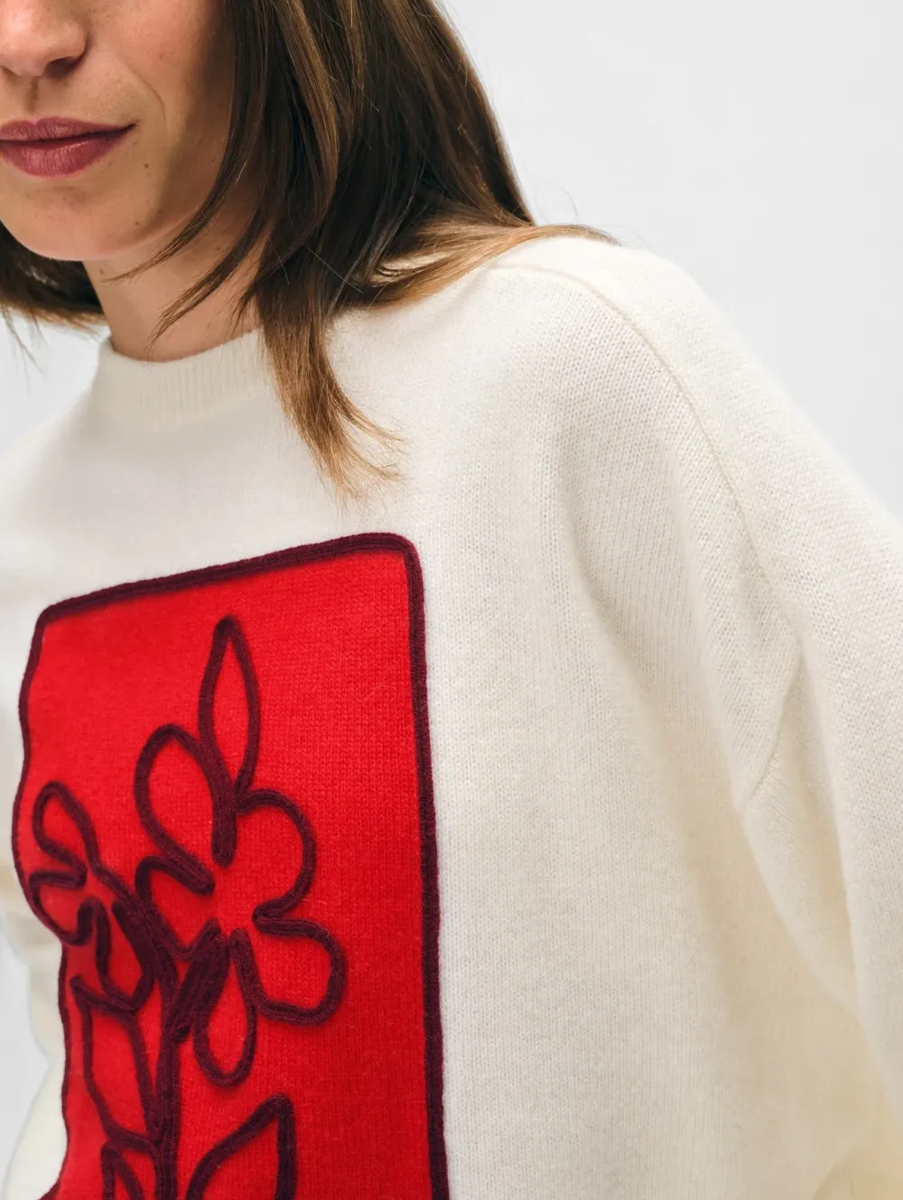 Wool & Cashmere*White and Warren White + Warren - Cashmere Floral Applique Crewneck SOFT WHITE/BRIGHT SCARLET